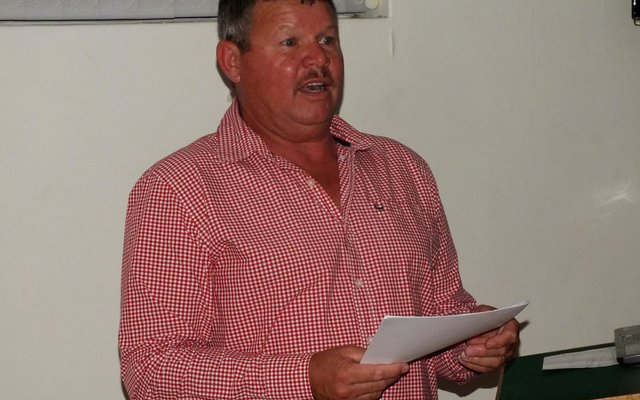 Voormalige voorsitter vir 10 jaar, Fanie Bothma, behandel vir oulaas sy Voorsittersverslag 